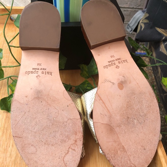 KATE SPADE Women's Brie Slide Sandal Fringe Chain Metallic Gold Leather Sz $99 - Picture 3 of 3